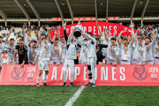 César Palacios celebra el título de la Copa del Rey con el Real Madrid con el brazo en alto, tapando la 'o' del rótulo superior. HDS