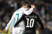 El jugador del Real Madrid, Cristiano Ronaldo, y el jugador del PSG, Neymar, se abrazan en el Bernabeu durante un partido en febrero del 2018.-AFP / GABRIEL BOUYS