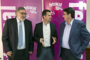 El candidato del PSOE a la Presidencia de la Junta, Luis Tudanca, se reúne con el presidente de la Federación de Transportistas de Mercancías (Fetracal), Juan Luis Feltrero (D), y con el secretario, Miguel Olmos-Ical