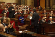Artur Mas, frente a Antonio Baños, en el debate de investidura, ayer.-JULIO CARBÓ