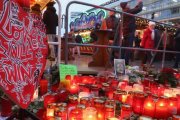 Visitantes caminan en el memorial improvisado en el reabierto mercadillo navideño de Breitscheldplatz, este jueves.-GETTY / SEAN GALLUP