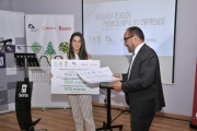 Lara García recoge el Premio al Mejor Proyecto en Funcionamiento de Impulso Emprende.-VALENTÍN GUISANDE