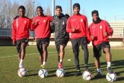 Ali Almoez, segundo por la izquierda, y Madibo, derecha, con sus compañeros de la Cultural Leonesa en 2016.-EL PERIÓDICO