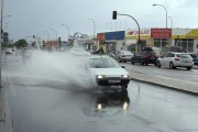 Tarde con tormentas y trombas de agua y granizo en Salamanca. En la imagen coches pasando por el polígono de los Villares con enormes charcos de agua-Ical