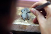 Taller// Un joyero trabaja en el diseño de un osito de Tous.-MARC VILA