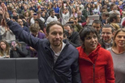 Pablo Iglesias y Teresa Rodríguez en un mitin en Sevilla el pasado febrero.-EFE / JULIO MUÑOZ