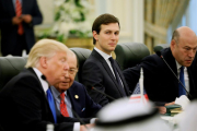 Kushner, en el centro, junto a Trump durante una reunión en Riad, el pasado 20 de mayo.-JONATHAN ERNST