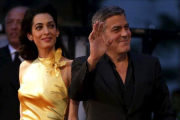 George Clooney y su mujer, Amal Clooney, en la alfombra roja de la 'prémiere' de la película 'Tomorrowland' en Tokio durante el mes de mayo de 2015.-TORU HANAI