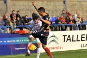 Orfila golpea un balón ante la oposción de un rival.-ÁREA 11