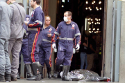 Agentes de policia prestan guardia frente a la Catedral Metropolitana de Campinas tras un tiroteo donde al menos cinco personas murieron  entre ellas el autor de los disparos  que se suicido.-DENNY CESARE (EFE)