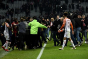 Amenazas de los ultras a los jugadores del Lille el pasado sábado.-AFP / PERIODICO