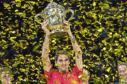 Federer, con la copa de Basilea.-