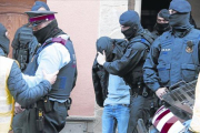 Uno de los detenidos en Roda de Ter es trasladado por los Mossos.-ACN / LAURA BUSQUETS