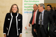 La consejera Milagros Marcos, ayer, junto a los responsables de Urcacyl Jerónimo Lozano y gabriel Alonso, antes de la presentación del Plan Estratégico.-- ICAL