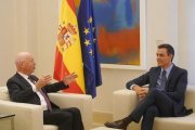 El presidente del Gobierno, Pedro Sanchez, junto al fundador del Foro Davos, Klaus Schwab, en La Moncloa en octubre pasado.-JOSÉ LUIS ROCA