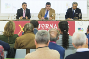 El crítico taurino Íñigo Crespo, el ganadero, veterinaro y apoderado, Victorino Martín (I), y el presidente de la Asociación Internacional de Tauromaquia, William Cárdenas (D), participan en las XX Jornadas Taurinas de Castilla y León-Ical