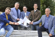 Juan Carlos García (Podemos), Javier Antón (PSOE), Saturnino de Gregorio (Ciudadanos), Tomás Cabezón (PP) y José Antonio de Miguel (PPSO) posan junto a una urna en el parque de La Dehesa.-VALENTÍN GUISANDE