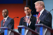 Donald Trump, durante una intervención, observado por Scott Walker y Ben Carson, anoche en Cleveland.-AFP