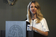 Cayetana Álvarez de Toledo, en su intervención en el Círculo Ecuestre, en Barcelona.-GERARD ARTIGAS (ACN)