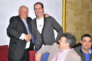 Catalán y Gonzalo se dan un apretón de manos tras anunciarse el relevo.-Valentín Guisande