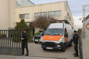 Agentes de la Guardia Civil en el registro de la sede de Unipost en LHospitalet, este jueves-DANNY CAMINAL