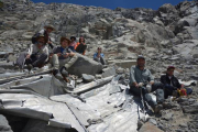 Los alpinistas posan con los restos del avión siniestrado.-Foto: Leonardo Albornoz / AP / LEONARDO ALBORNOZ