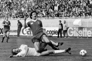 Uli Stielike va al suelo para disputar un balón a Graeme Souness en la final de París de 1981.-AFP / DOMINIQUE FAGET