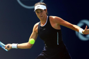 Muguruza golpea una derecha, ayer en Toronto.-AFP / VAUGH RIDLEY