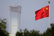 La bandera china en la plaza de Tiananmen.-AP / ANDY WONG