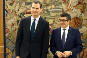 El rey Felipe VI y el presidente del Congreso, Patxi López, este lunes en el palacio de la Zarzuela.-EFE / CHEMA MOYA