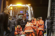 Fernando Torres sale en ambulancia de Riazor.-MIGUEL VIDAL / REUTERS
