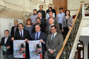 El presidente de la Diputación palentina, José María Hernández (2D), y el alcalde de Palencia, Alfonso Polanco (2I), posan junto a los representantes de los municipios participantes en la iniciativa 'Red de Árboles de Navidad por el Reciclaje'-Ical