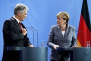 La cancillera alemana, Angela Merkel, y su homólogo austríaco, Werner Faymann.-REUTERS / HANNIBAL HANSCHKE