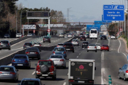 Las matriculaciones de coches gasolina despegan en Europa.-EFE