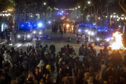 El paseo de Gràcia durante los disturbios del pasado 15 de octubre.-JORDI COTRINA