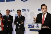 Mariano Rajoy, tras la firma del acuerdo de coalición con el presidente de UPN, Javier Esparza.-EFE