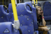 Una periodista se protege en el interior del autobús tiroteado.-REUTERS / SHANNON STAPLETON