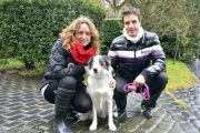 Clara y Gustavo con Bimba, adoptada hace unos meses en la protectora Redención. / ÁLVARO MARTÍNEZ-