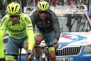 Alberto Contador trata de reengancharse al pelotón tras caerse durante la segunda etapa del Tour de Francia.-AFP / KENZO TRIBOUILLARD