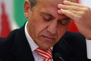 Del Nido, en su despedida de la presidencia del Sevilla.-AFP / GOGO LOBATO