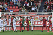 Los jugadores del Numancia y el Albacete, a la espera de un córner el sábado pasado.-VALENTÍN GUISANDE
