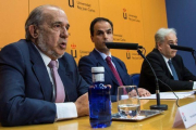 El rector del Universidad Rey Juan Carlos, Javier Ramos,  acompanado por Pablo Chico de la Camara y Enrique Álvarez Conde.-RODRIGO JIMENEZ