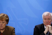 La cancillera Merkel y el ministro de Interior, en una imagen de archivo.-AFP / ODD ANDERSEN