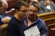 Xavier Domènch e Íñigo Errejón en el pleno del Congreso.-AGUSTIN CATALAN