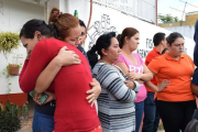 Familiares de los jóvenes desaparecidos en Tierra Blanca (Veracruz) esperan noticias de sus hijos ante la fiscalía local, el 2 de febrero.-EFE / SAUL RAMÍREZ