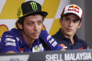Márquez mira atentamente a Rossi en su comparecencia de ayer.-AP / JOSHUA PAUL