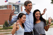 El candidato demócrata para senador por Texas, Beto ORourke, posa junto a dos seguidoras en la localidad de Waco.-LARRY W. SMITH (EFE)