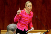 Cristina Cifuentes, en el Pleno de la Asamblea de Madrid, este jueves.-/ JUAN MANUEL PRATS