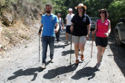 El secretario General del PSOE de Castilla y León, Luis Tudanca (I), acompañado por la subdelegada del Gobierno Teresa Mata (C) y la alcaldesa de Villagatón, Carolina López(D), visita el monasterio de San Juan de Montealegre.-ICAL