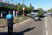 Un fallecido en una colisión entre una moto y un ciclomotor en el Camino Viejo de Simancas-EL MUNDO